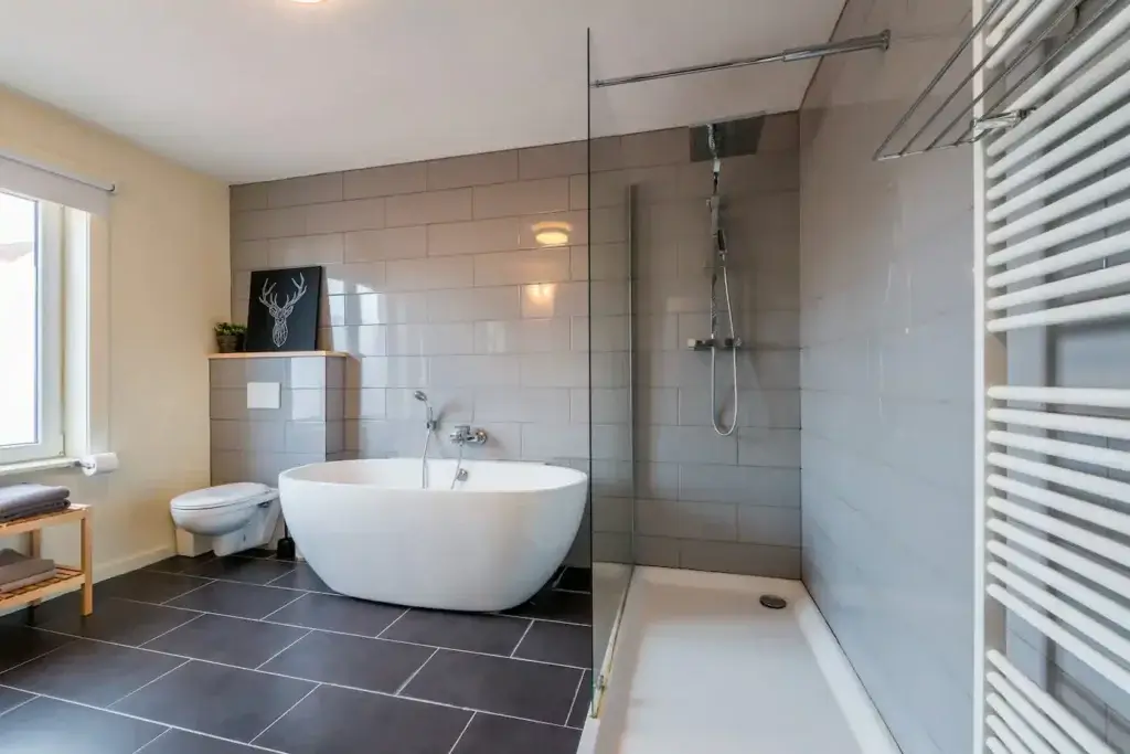 Fully equipped bathroom 18 oktoberstraat.