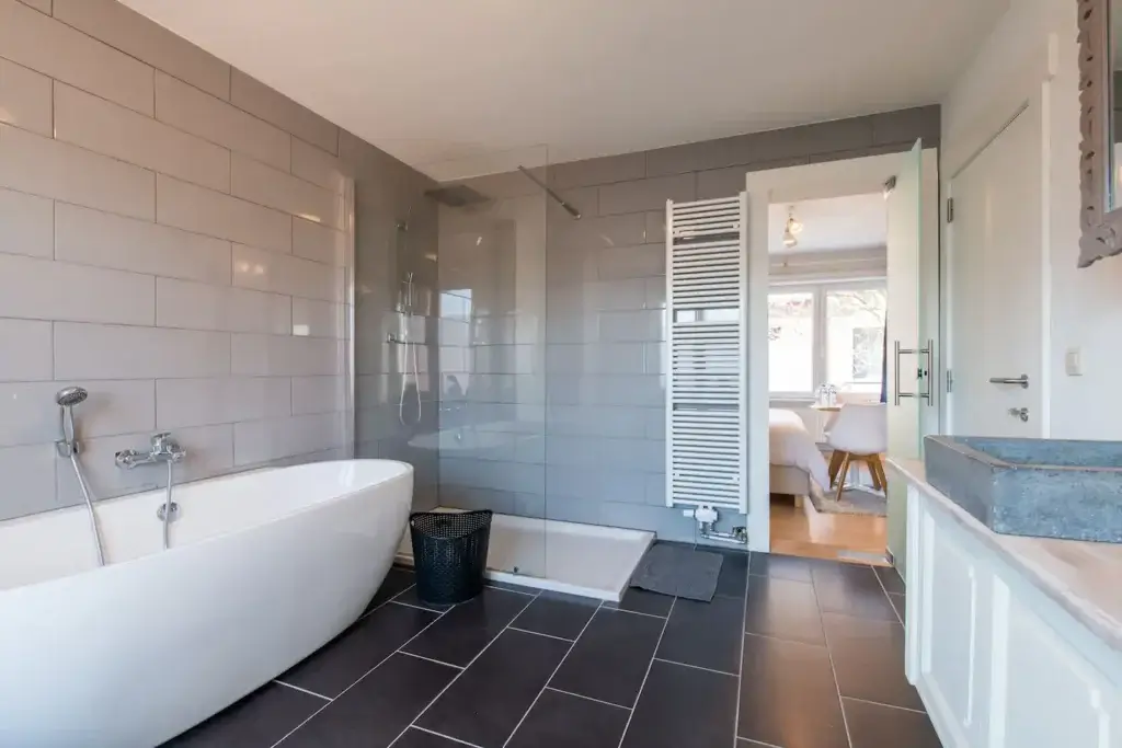 Fully equipped bathroom 18 oktoberstraat.